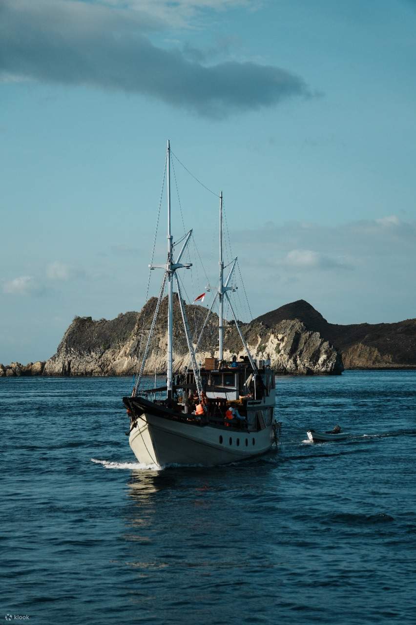 3D2N Deluxe Phinisi Sailing Komodo Tour from Labuan Bajo - Klook